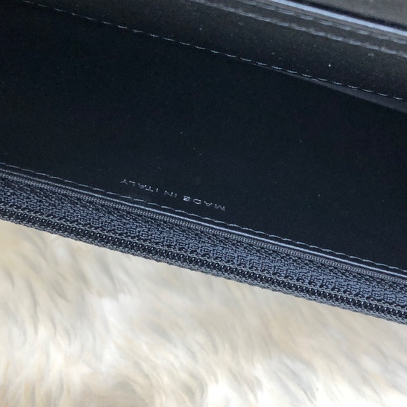 Black Caviar Camellia Charm Chain Wallet On Chain - Picture 10 of 11